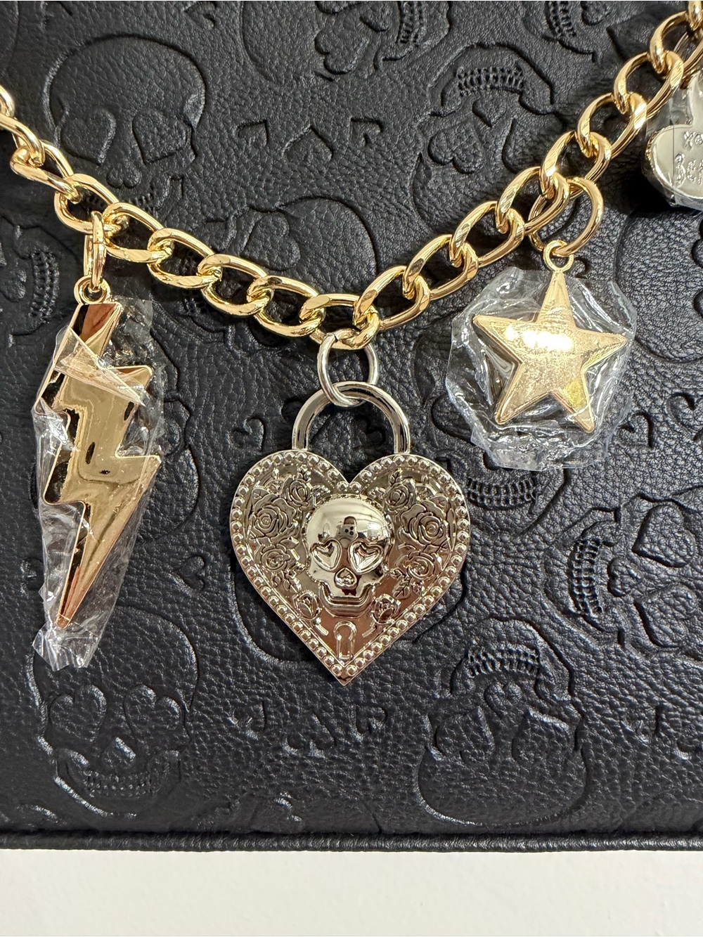 Betsey Johnson Xorea Deboss Skull Heart Chain Crossbody Mini Bag - Picture 3 of 10